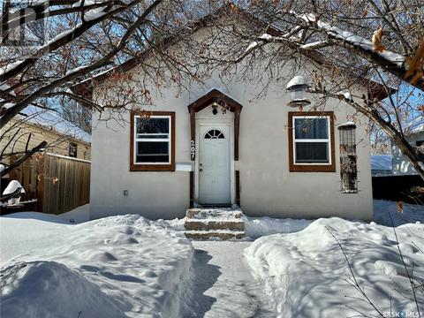 207 K Avenue S, House detached with 2 bedrooms, 1 bathrooms and null parking in Saskatoon SK | Card Image