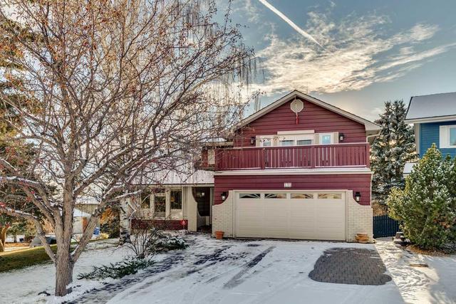 131 Strathbury Bay Sw, House detached with 4 bedrooms, 2 bathrooms and 4 parking in Calgary AB | Image 1