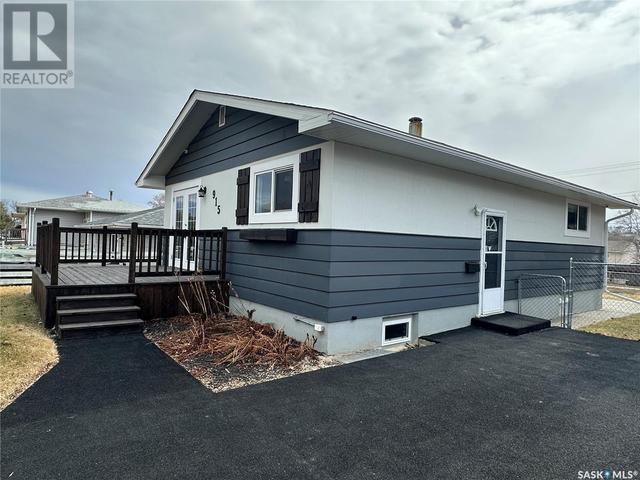 915 1st Street E, House detached with 3 bedrooms, 2 bathrooms and null parking in Prince Albert SK | Image 2