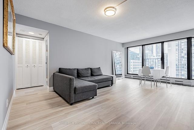 2215 - 55 Harbour Sq, Condo with 2 bedrooms, 1 bathrooms and 1 parking in Toronto ON | Image 26