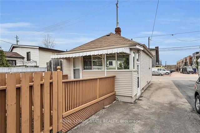 18 Reid Ave S, House detached with 2 bedrooms, 2 bathrooms and 3 parking in Hamilton ON | Image 25
