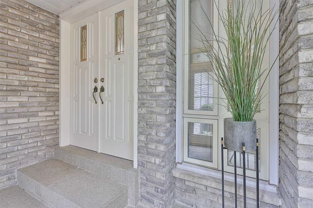25 Denlow Blvd, House detached with 4 bedrooms, 4 bathrooms and 6 parking in Toronto ON | Image 22