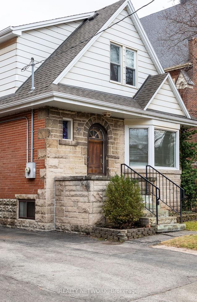 39 Ottawa St, House detached with 3 bedrooms, 1 bathrooms and 1 parking in Hamilton ON | Image 1