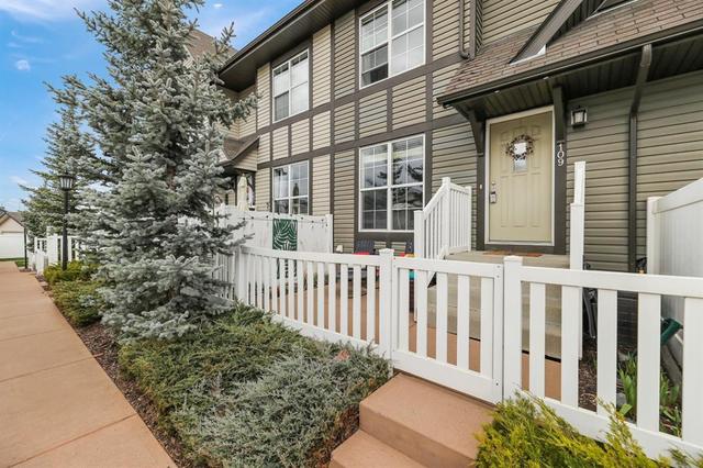 109 New Brighton Villas Se, House attached with 3 bedrooms, 2 bathrooms and 2 parking in Calgary AB | Card Image