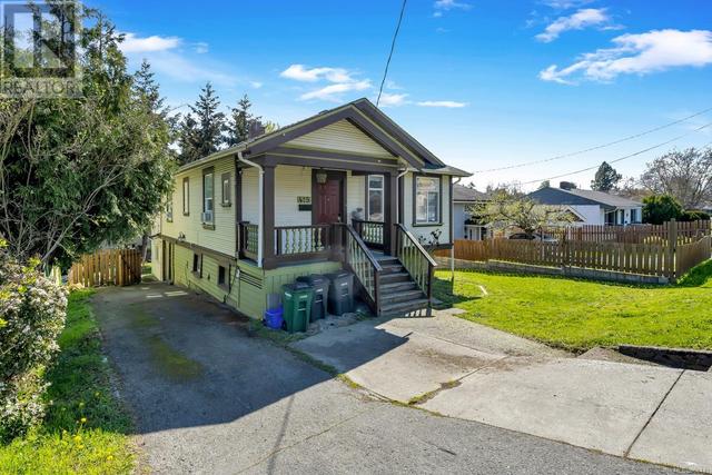 415 Boleskine Rd, House detached with 5 bedrooms, 2 bathrooms and 1 parking in Saanich BC | Image 2