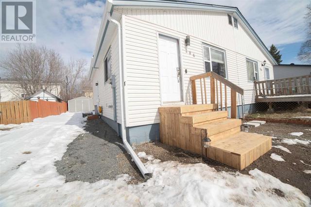 206 Picton Ave, House semidetached with 4 bedrooms, 1 bathrooms and null parking in Thunder Bay ON | Image 1