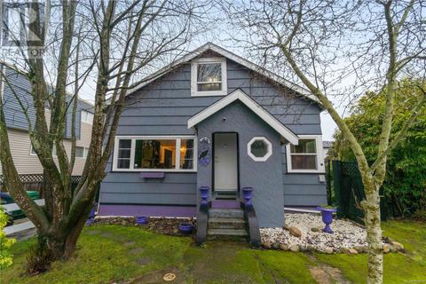 589 Rosehill St, House detached with 2 bedrooms, 1 bathrooms and 2 parking in Nanaimo BC | Card Image