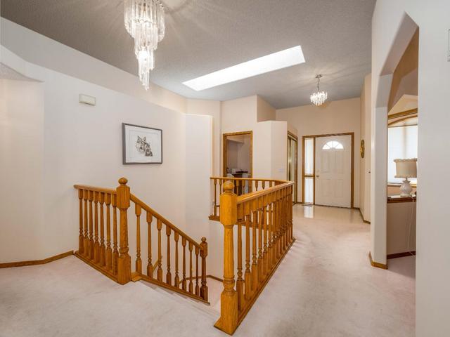 315 Edgebrook Rise Nw, House detached with 3 bedrooms, 3 bathrooms and 4 parking in Calgary AB | Image 2