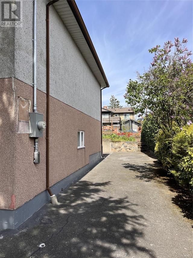 266 Sims Ave, House detached with 3 bedrooms, 1 bathrooms and 2 parking in Saanich BC | Image 9