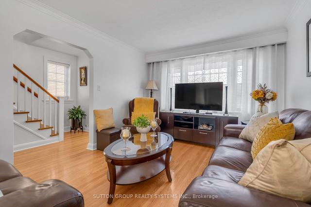 17 Arthur St, House semidetached with 3 bedrooms, 2 bathrooms and 3 parking in Toronto ON | Image 6
