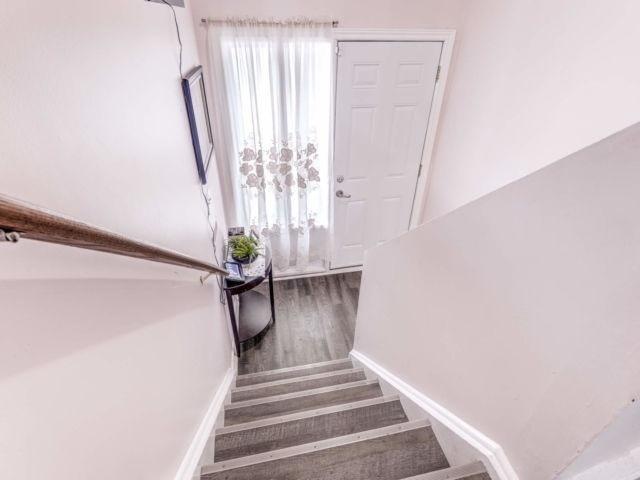 33 Lincoln Crt, Townhouse with 3 bedrooms, 2 bathrooms and 1 parking in Brampton ON | Image 2