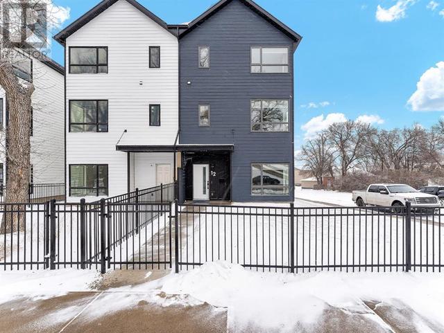 12 1 Street Sw, House attached with 3 bedrooms, 2 bathrooms and 4 parking in Medicine Hat AB | Image 2
