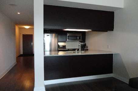 1001 - 1055 Southdown Rd, Condo with 1 bedrooms, 2 bathrooms and 1 parking in Mississauga ON | Image 2