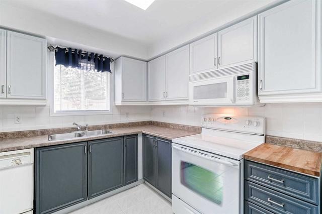 52 Wickstead Crt, Townhouse with 2 bedrooms, 3 bathrooms and 1 parking in Brampton ON | Image 9