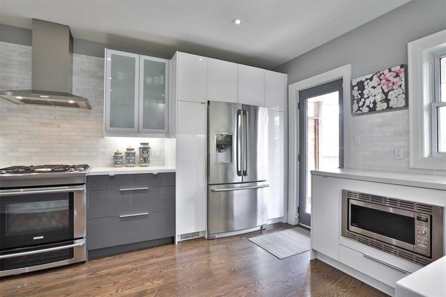 305 Roselawn Ave, House semidetached with 3 bedrooms, 2 bathrooms and 1 parking in Toronto ON | Image 3