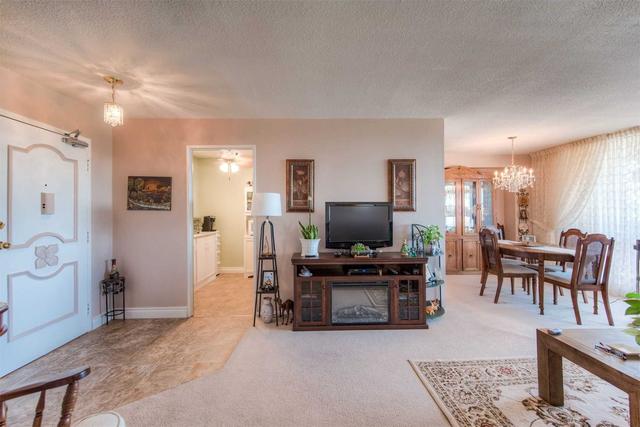 225 Harvard Pl, Condo with 2 bedrooms, 2 bathrooms and 1 parking in Waterloo ON | Image 2