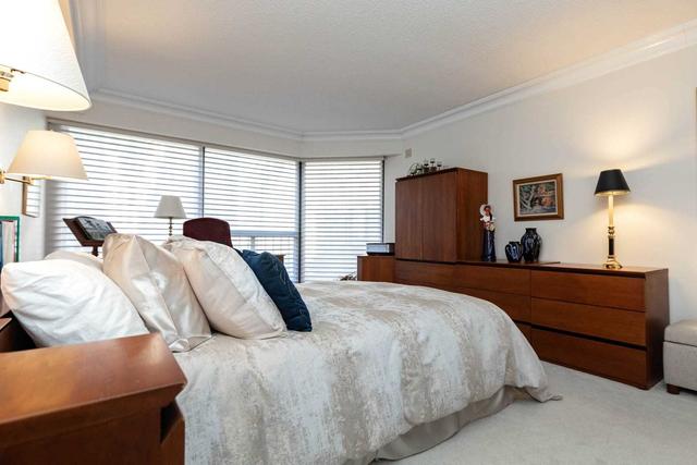 1011 - 55 Harbour Sq, Condo with 3 bedrooms, 3 bathrooms and 1 parking in Toronto ON | Image 9