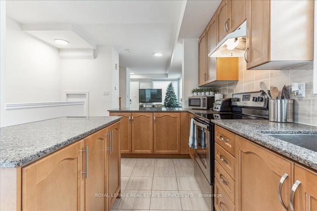 th 7 - 389 The Westway, House attached with 3 bedrooms, 2 bathrooms and 2 parking in Toronto ON | Image 7