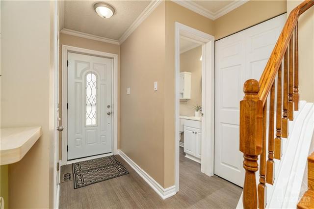 6400 Natalie Way, Townhouse with 3 bedrooms, 3 bathrooms and 2 parking in Ottawa ON | Image 3