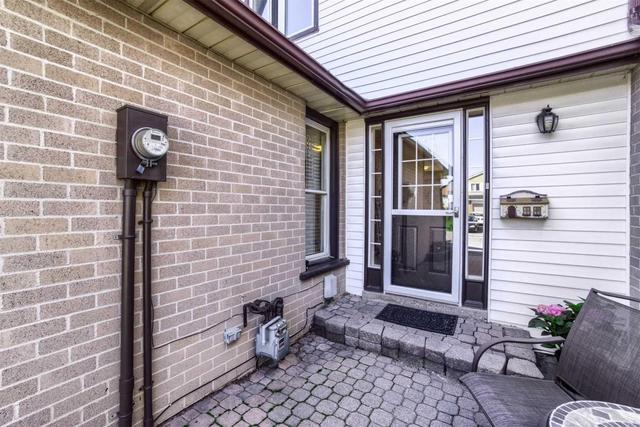 8 Traverston Crt, House attached with 3 bedrooms, 2 bathrooms and 4 parking in Brampton ON | Image 2