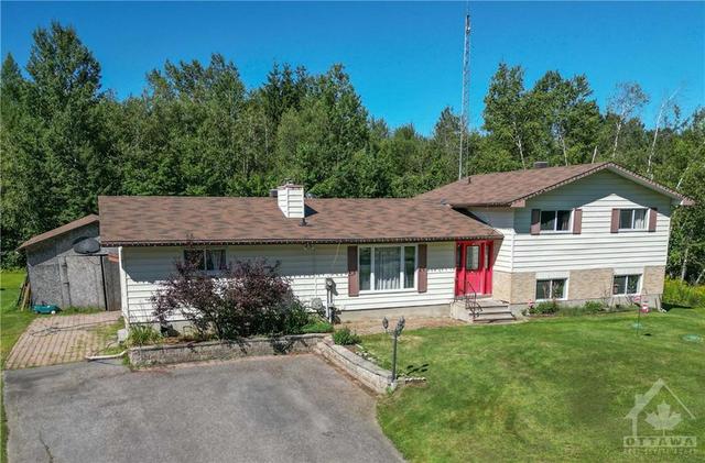 271 County Rd 19 Road, House detached with 4 bedrooms, 3 bathrooms and 8 parking in Alfred and Plantagenet ON | Image 1