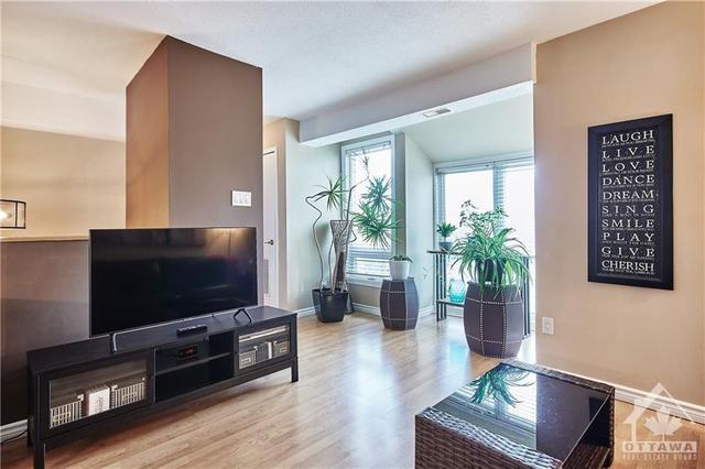 209 Woodfield Drive, House attached with 2 bedrooms, 2 bathrooms and 1 parking in Ottawa ON | Image 7