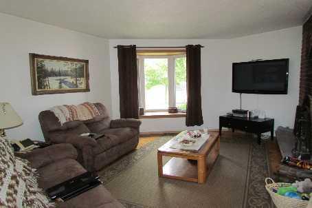 6939 Shelter Bay Rd, House detached with 3 bedrooms, 2 bathrooms and 2 parking in Mississauga ON | Image 3