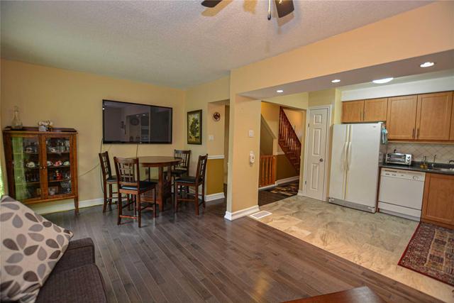 33 Tara Park Cres, Townhouse with 3 bedrooms, 2 bathrooms and 2 parking in Brampton ON | Image 3
