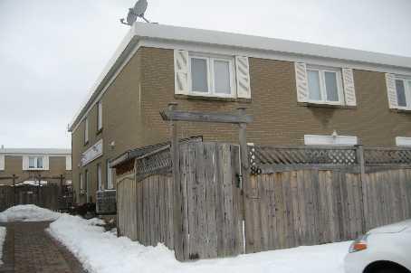 86 Townhouse Cres, Townhouse with 3 bedrooms, 2 bathrooms and 2 parking in Brampton ON | Image 2