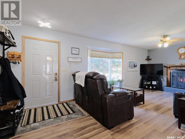 407 3rd Avenue E, House detached with 4 bedrooms, 2 bathrooms and null parking in Rosetown SK | Image 3