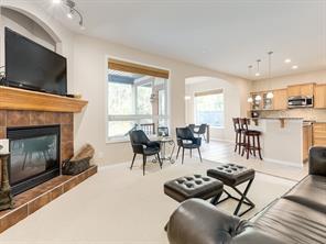 40 Crestmont Way Sw, House detached with 3 bedrooms, 2 bathrooms and 4 parking in Calgary AB | Image 2