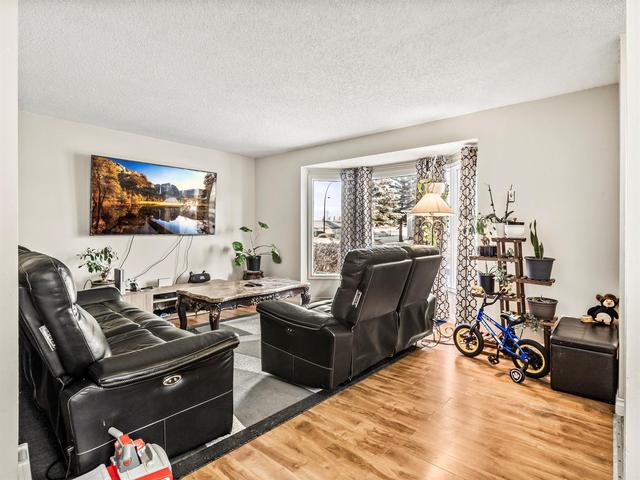 19 Whitlow Crescent Ne, House detached with 5 bedrooms, 2 bathrooms and 4 parking in Calgary AB | Image 4