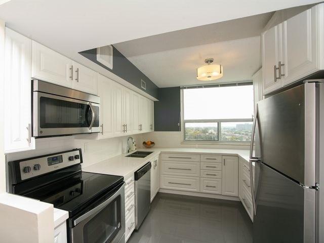1002 - 355 Rathburn Rd E, Condo with 3 bedrooms, 2 bathrooms and 2 parking in Mississauga ON | Image 4