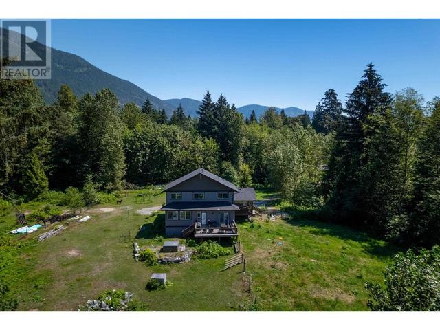 15060 Squamish Valley Road, House detached with 4 bedrooms, 3 bathrooms and 10 parking in Squamish Lillooet D BC | Image 3