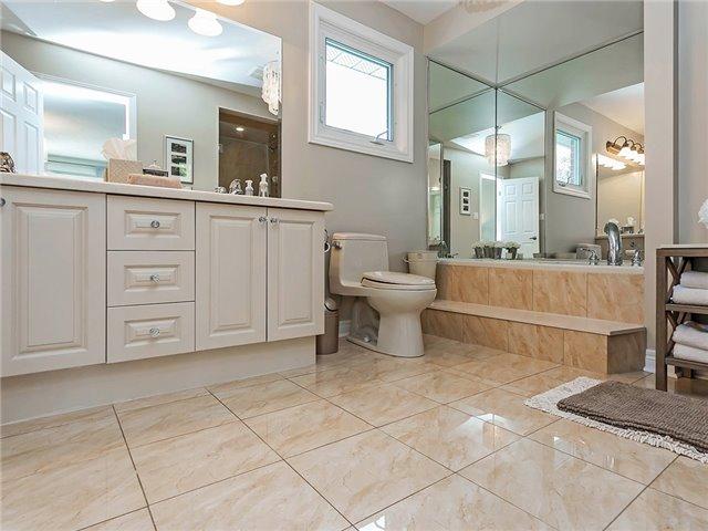 1071 Manchester Cres, House detached with 3 bedrooms, 4 bathrooms and 2 parking in Oakville ON | Image 11