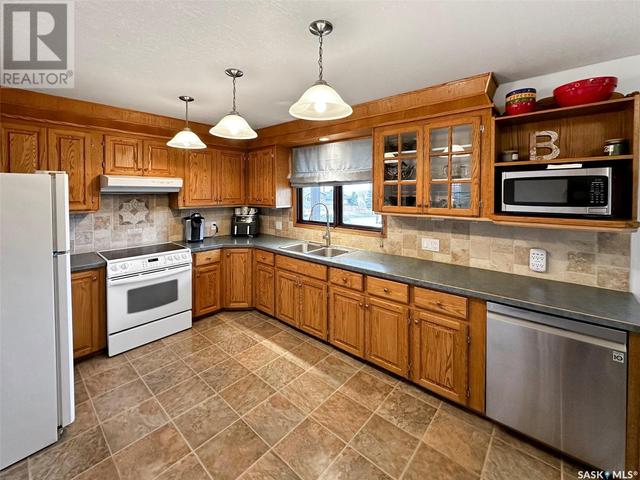 32 West Place, House detached with 5 bedrooms, 3 bathrooms and null parking in Swift Current SK | Image 5