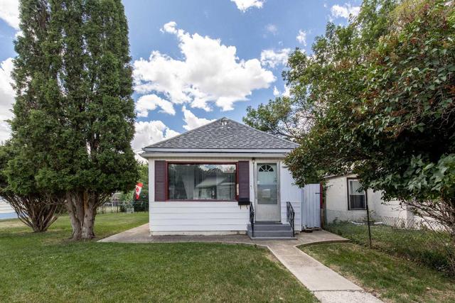 1019 Dominion Street Se, House detached with 2 bedrooms, 1 bathrooms and 3 parking in Medicine Hat AB | Image 2