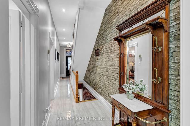 32 Robinson St, House attached with 4 bedrooms, 2 bathrooms and 1 parking in Toronto ON | Image 34