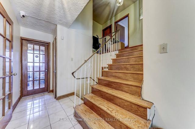 61 Shoredale Dr, House detached with 3 bedrooms, 4 bathrooms and 4 parking in Toronto ON | Image 5