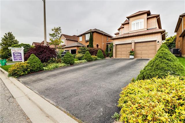 10 Ash Court, House detached with 5 bedrooms, 3 bathrooms and 4 parking in Brampton ON | Image 2