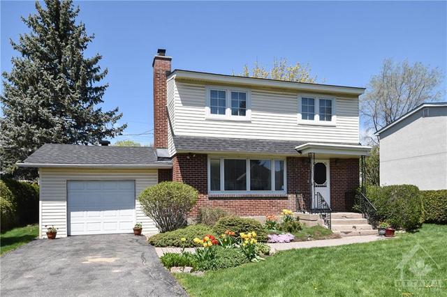 203 Chandler Avenue, House detached with 3 bedrooms, 2 bathrooms and 3 parking in Ottawa ON | Card Image