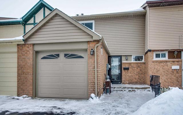 425 Dickens Dr, House attached with 3 bedrooms, 2 bathrooms and 3 parking in Oshawa ON | Image 12