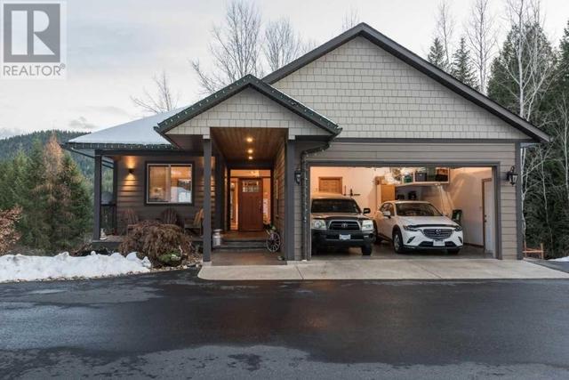 3759 Krestova Cemetery Rd, House detached with 2 bedrooms, 3 bathrooms and 8 parking in Central Kootenay H BC | Image 1