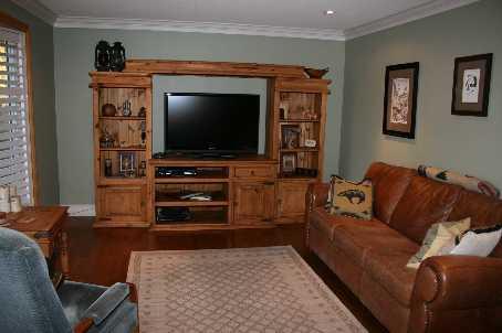2193 Sloane Dr, House detached with 3 bedrooms, 2 bathrooms and 10 parking in Oakville ON | Image 2