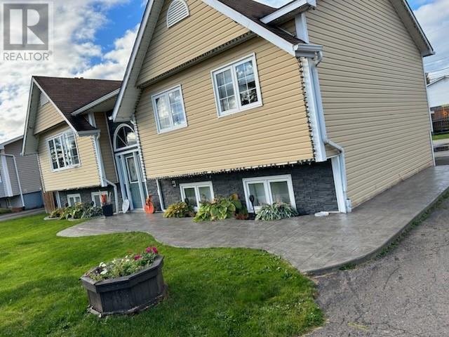 580 Main Street, House detached with 3 bedrooms, 1 bathrooms and null parking in Bishop's Falls NL | Image 2