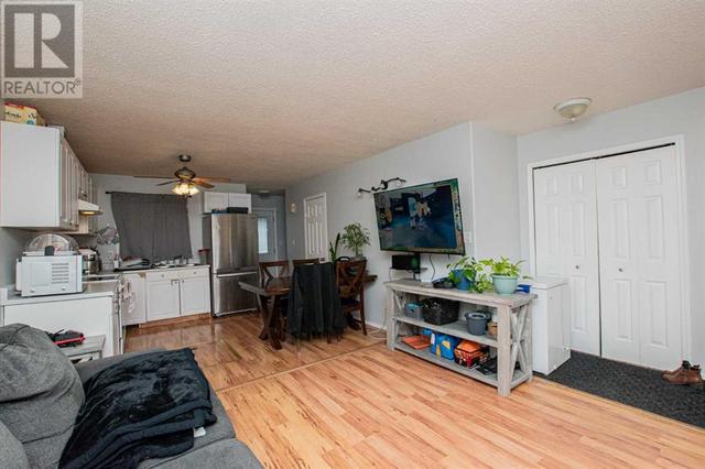 9313 101 Avenue, House detached with 3 bedrooms, 1 bathrooms and 1 parking in Grande Prairie AB | Image 3