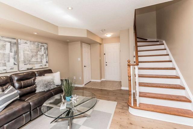3321 Redpath Circ, House attached with 3 bedrooms, 2 bathrooms and 2 parking in Mississauga ON | Image 15