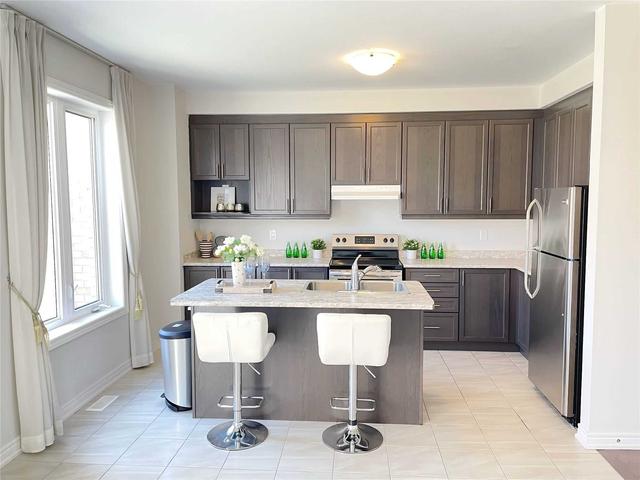 91 Decast Cres, House attached with 3 bedrooms, 3 bathrooms and 2 parking in Markham ON | Image 2