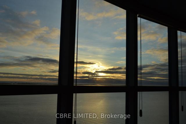 2402 - 99 Harbour Sq, Condo with 2 bedrooms, 2 bathrooms and 0 parking in Toronto ON | Image 3