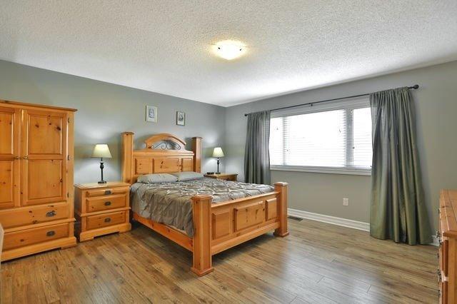 208 Cathcart Cres, House detached with 4 bedrooms, 4 bathrooms and 2 parking in Milton ON | Image 11